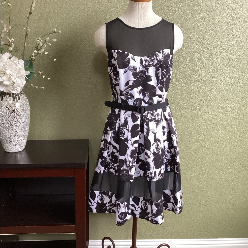 White House Black Market Floral Black and White Sleeveless Dress. (12)